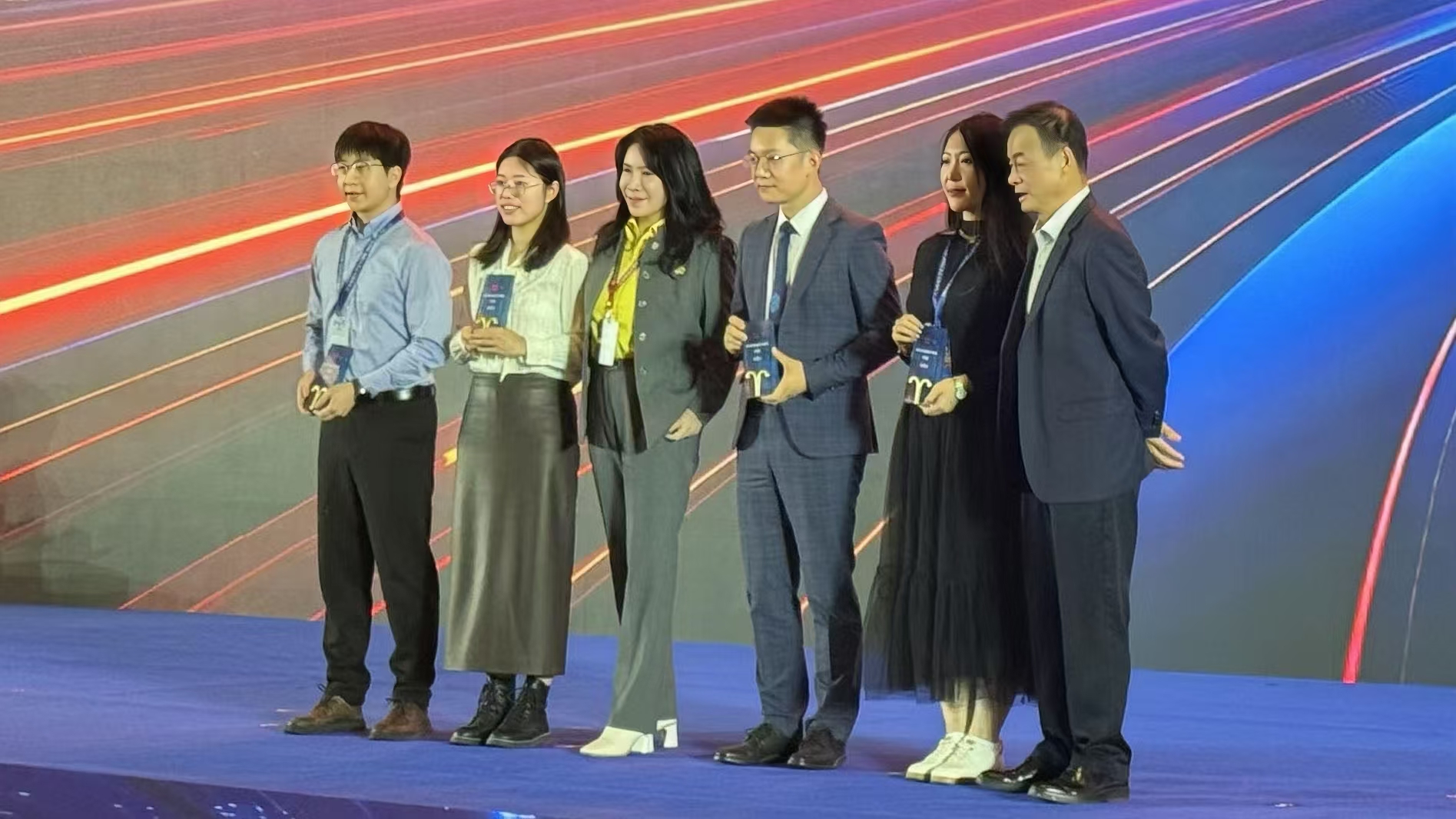 倍头条 | 欧博ABG官网董事长权秋红受邀出席2024证券时报·新财富杂志分析师年会颁奖礼 